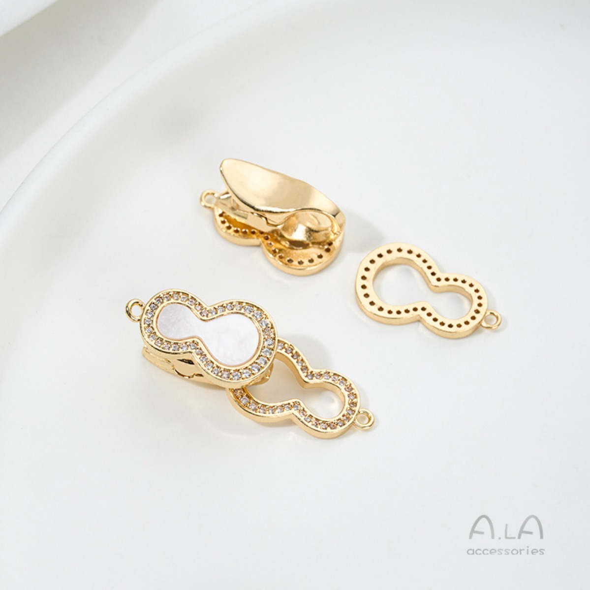 Brass 14K Gold Plated Mother O - Toggle Clasp Gold recension och pris